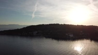  Rogac Körfezi, Hırvatistan. Sholta Adası. İnsansız hava aracı yatın üzerinde uçuyor. 