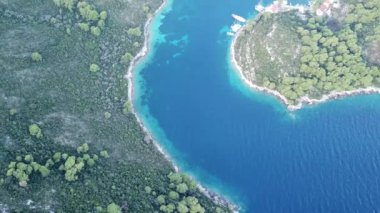  Rogac Körfezi, Hırvatistan. Sholta Adası. İnsansız hava aracı yatın üzerinde uçuyor. 