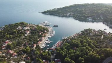  Rogac Körfezi, Hırvatistan. Sholta Adası. İnsansız hava aracı yatın üzerinde uçuyor. 