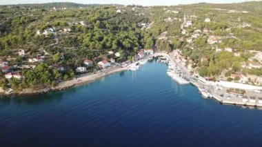  Rogac Körfezi, Hırvatistan. Sholta Adası. İnsansız hava aracı yatın üzerinde uçuyor. 