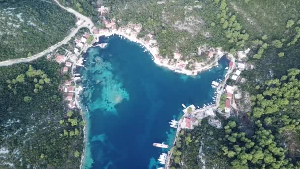 クロアチアのロジャック湾。塩田島。ドローンはヨットの上を飛ぶ — ストック動画