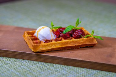 Tahta bir masanın üstünde oturan bir parça kek.