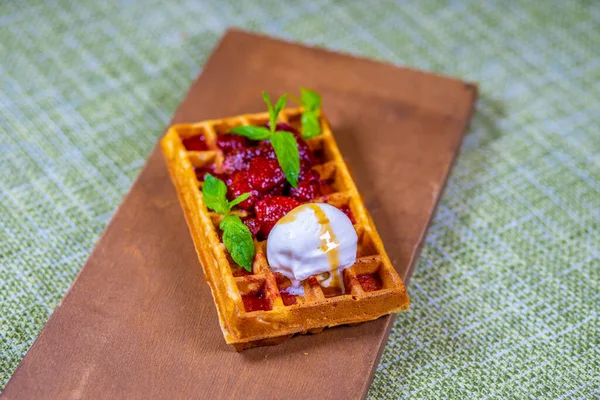 Tahta bir masanın üstünde oturan bir parça kek.