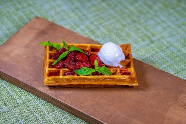 Tahta bir masanın üstünde oturan bir parça kek.