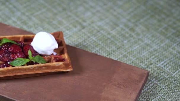 Um pedaço de bolo sentado em cima de uma mesa de madeira — Vídeo de Stock