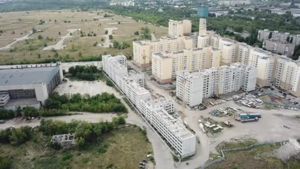 Aerea vicino davanti alle finestre moderna zona dormitorio ospita edifici — Video Stock