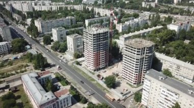 Pencerelerin önündeki hava kapatma modern yatakhane binaları 