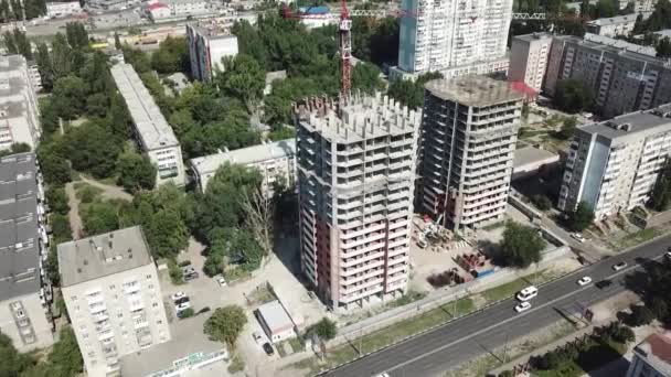 Aerea vicino davanti alle finestre moderna zona dormitorio ospita edifici — Video Stock