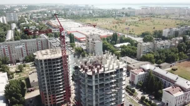 Aerea vicino davanti alle finestre moderna zona dormitorio ospita edifici — Video Stock