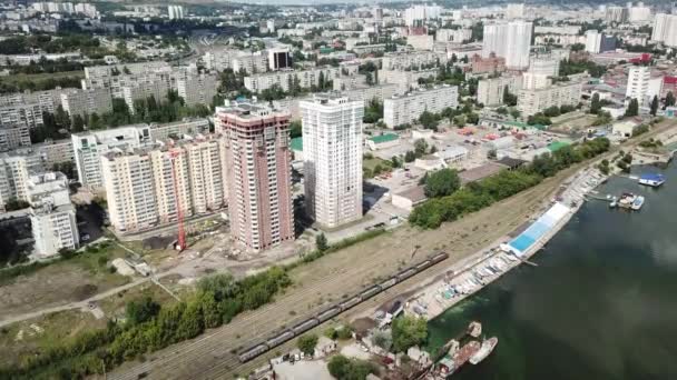 Blick auf die Stadt vom Fluss aus. Hochhausneubau — Stockvideo