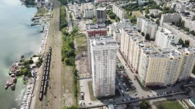 Pencerelerin önündeki hava kapatma modern yatakhane binaları 