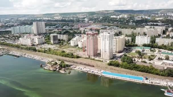 Blick auf die Stadt vom Fluss aus. Hochhausneubau — Stockvideo