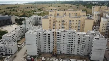 Pencerelerin önündeki hava kapatma modern yatakhane binaları 