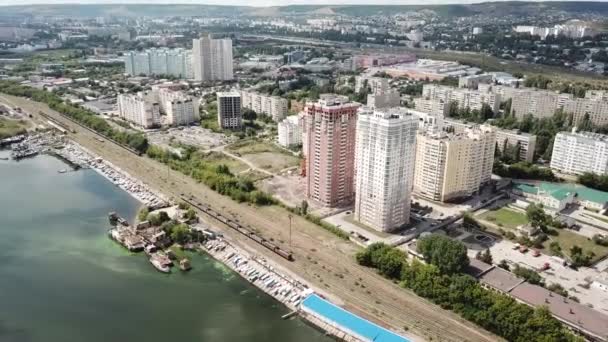 Blick auf die Stadt vom Fluss aus. Hochhausneubau — Stockvideo