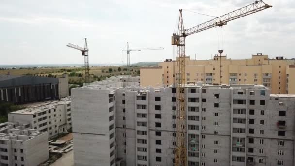 Fecho aéreo em frente às janelas moderno dormitório área abriga edifícios — Vídeo de Stock