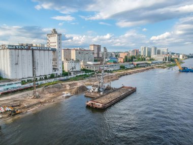 Vinç gemisi batan geminin yükselişini aşağıdan gerçekleştiriyor.