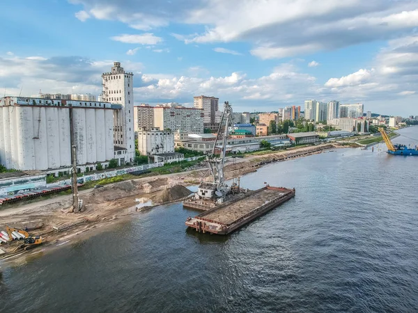 Vinç gemisi batan geminin yükselişini aşağıdan gerçekleştiriyor.