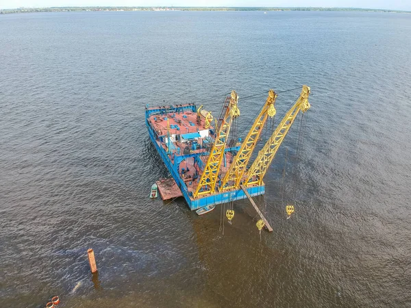 Vinç gemisi batan geminin yükselişini aşağıdan gerçekleştiriyor.