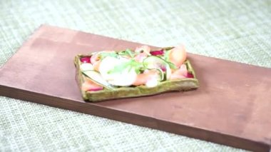 Taze pişmiş yeşil Viyana waffle 'ı haşlanmış yumurtayla dolu.