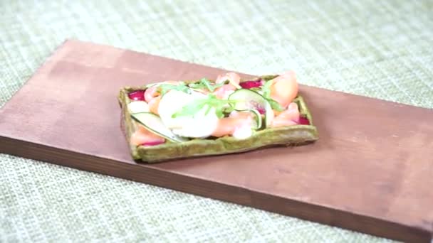 Vers gebakken groene Weense wafel gevuld met gepocheerd ei — Stockvideo