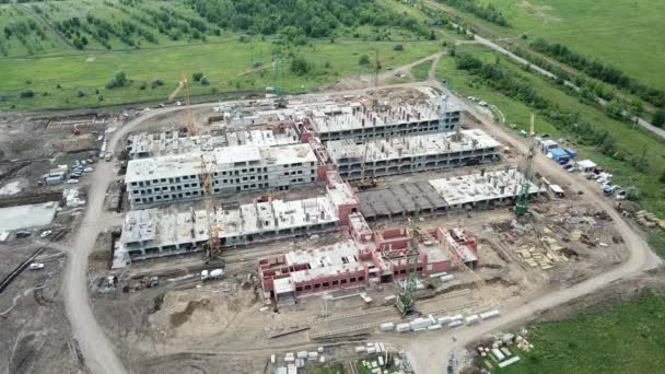 Construcción de un nuevo hospital infeccioso para pacientes COVID-19 en los suburbios — Vídeos de Stock