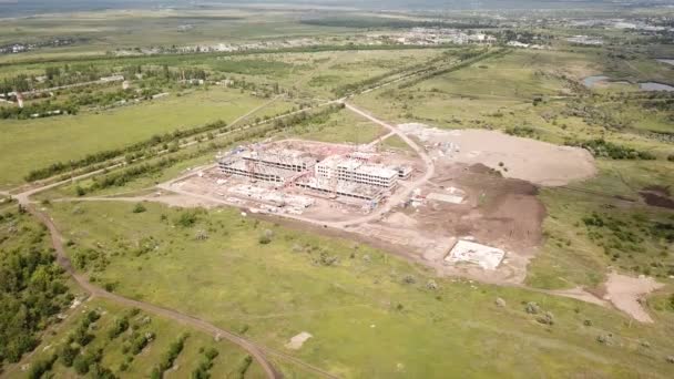 Construcción de un nuevo hospital infeccioso para pacientes COVID-19 en los suburbios — Vídeos de Stock