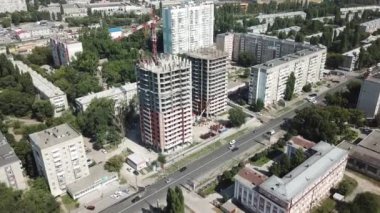 Pencerelerin önündeki hava kapatma modern yatakhane binaları 