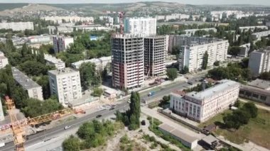 Pencerelerin önündeki hava kapatma modern yatakhane binaları 