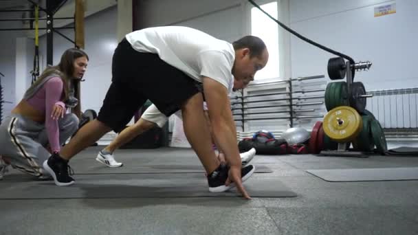 Grupo de hombres caucásicos entrenamiento ejercicios de entrenamiento — Vídeo de stock