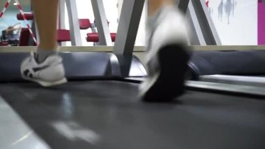 Koşu bandında Koşan Bir Atletizm Grubu