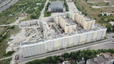 Pencerelerin önündeki hava kapatma modern yatakhane binaları 