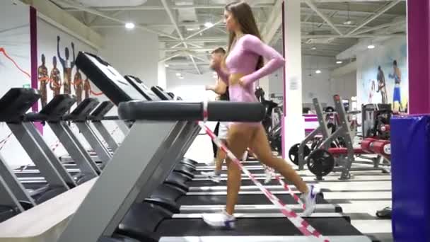 Група спортсменів біжать бігові доріжки — стокове відео