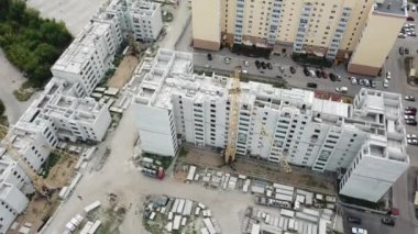 Pencerelerin önündeki hava kapatma modern yatakhane binaları 