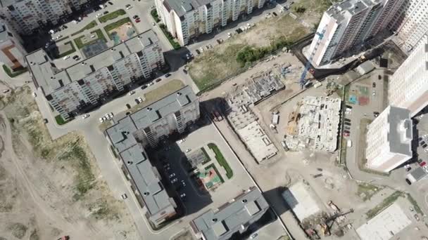 Aerea vicino davanti alle finestre moderna zona dormitorio ospita edifici — Video Stock