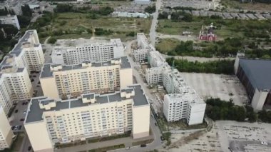 Pencerelerin önündeki hava kapatma modern yatakhane binaları 