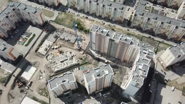 Воздушное закрытие перед окнами современные общежития области домов зданий — стоковое видео