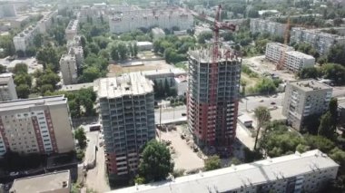 Pencerelerin önündeki hava kapatma modern yatakhane binaları 