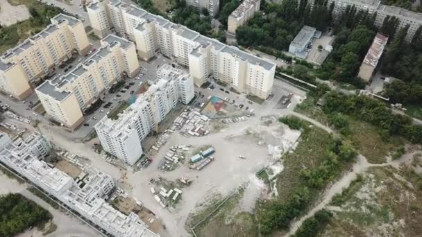 Cierre aéreo frente a las ventanas moderna zona dormitorio alberga edificios — Vídeo de stock