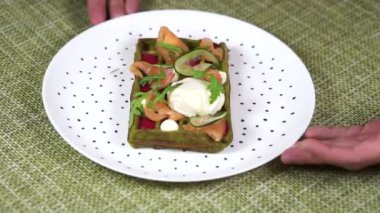 Taze pişmiş yeşil Viyana waffle 'ı haşlanmış yumurtayla dolu.