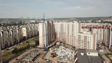 Pencerelerin önündeki hava kapatma modern yatakhane binaları 