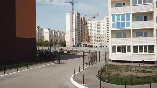 Vzdušné blízkosti před okny moderní ubytovny domy budovy — Stock video