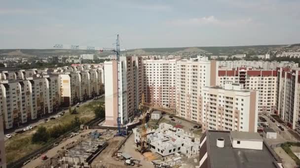 Воздушное закрытие перед окнами современные общежития области домов зданий — стоковое видео