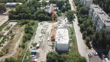 Pencerelerin önündeki hava kapatma modern yatakhane binaları 