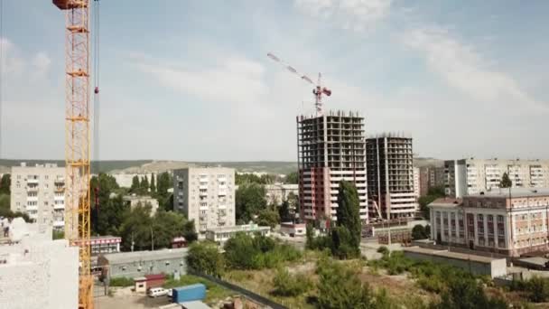 Vzdušné blízkosti před okny moderní ubytovny domy budovy — Stock video