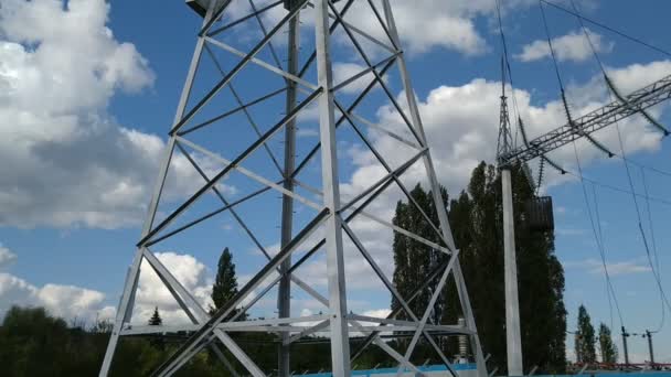 Boucle d'un pylône électrique tiré d'un angle bas, — Video