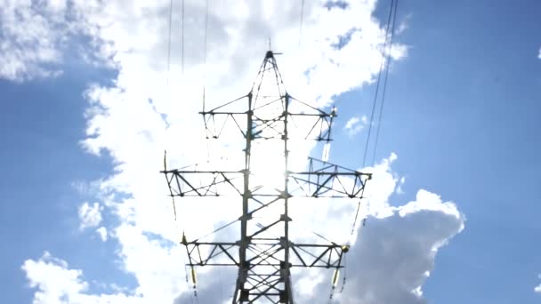 Lijn van een elektriciteit pyloon schot vanuit een lage hoek, — Stockvideo