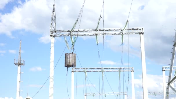 Polony elektroenergetyczne i linia wysokiego napięcia — Wideo stockowe