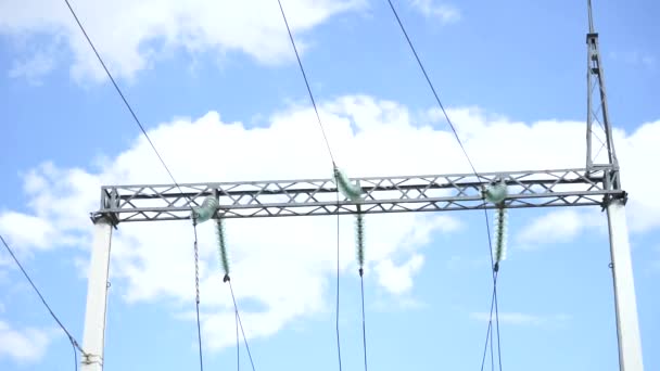 Pilones de electricidad y línea de alta tensión — Vídeo de stock