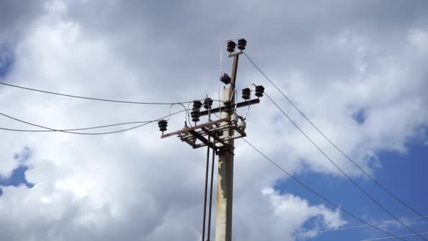 Pilones de electricidad y línea de alta tensión — Vídeos de Stock