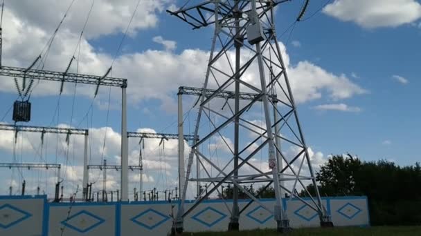 Lazo de un pilón eléctrico disparado desde un ángulo bajo, — Vídeos de Stock